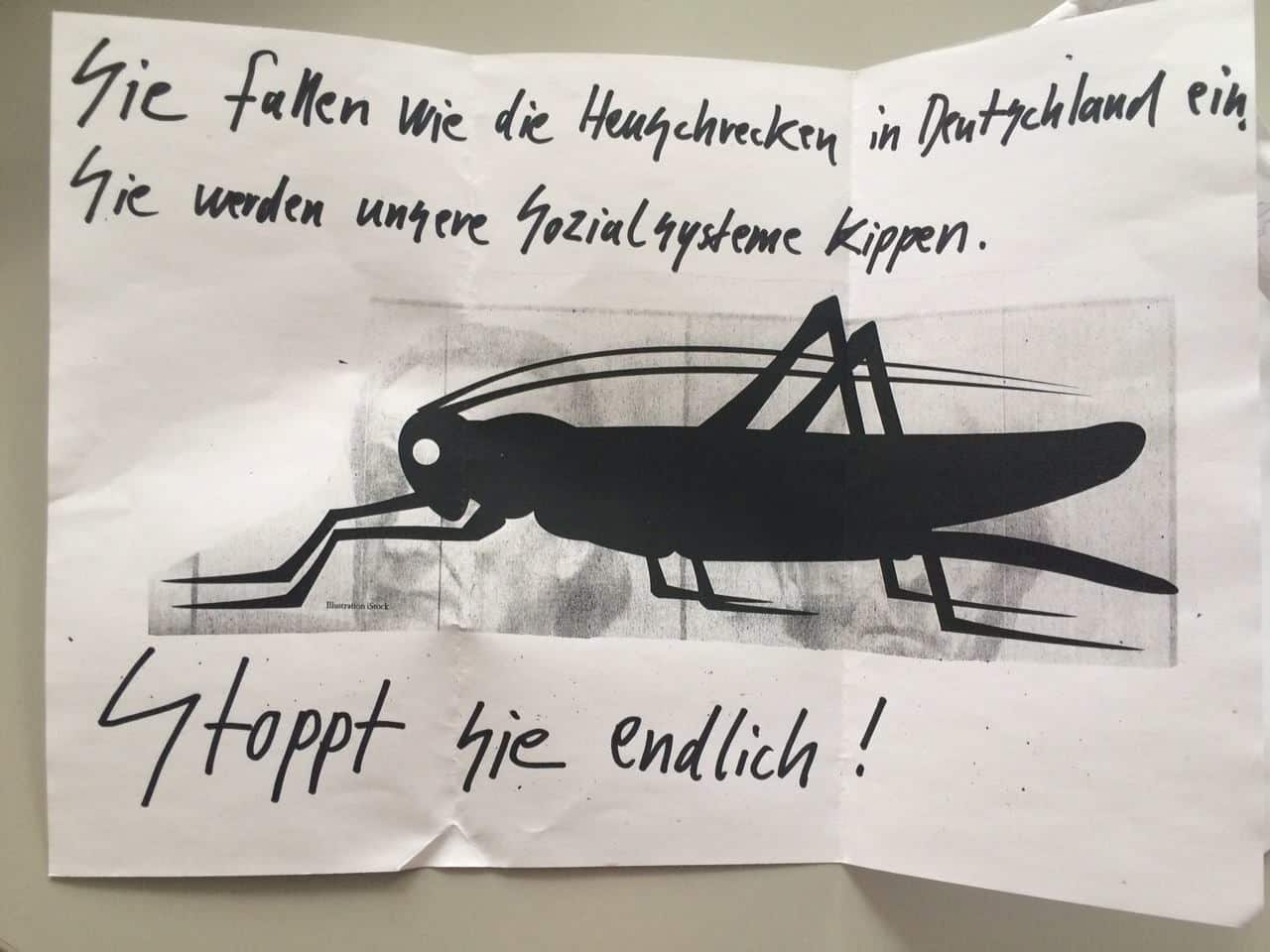 Post von Frau Lehrerin an den "Asylanten-Oberbürgermeister". Sebastian Koch erhielt im vergangenen Jahr mehrere dieser Postkarten.