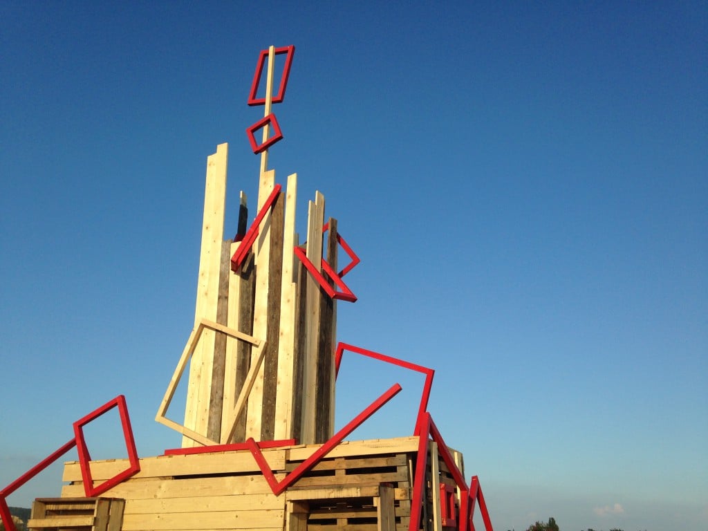 Ein provisorischer Turm aus Holz steht zumindest schon. Foto: om