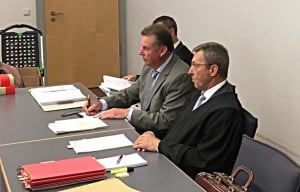 Josef Schmid (Mitte) mit seinen Rechtsanwälten. Foto: as