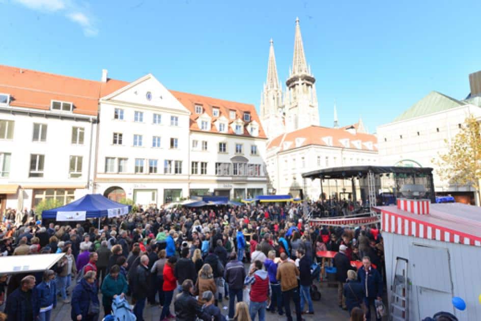 Herbstfest 2015 in der Altstadt. Lockt tatsächlich das Fest oder nur der Konsum am verkaufsoffenen Sonntag? Foto: Archiv/ Staudinger