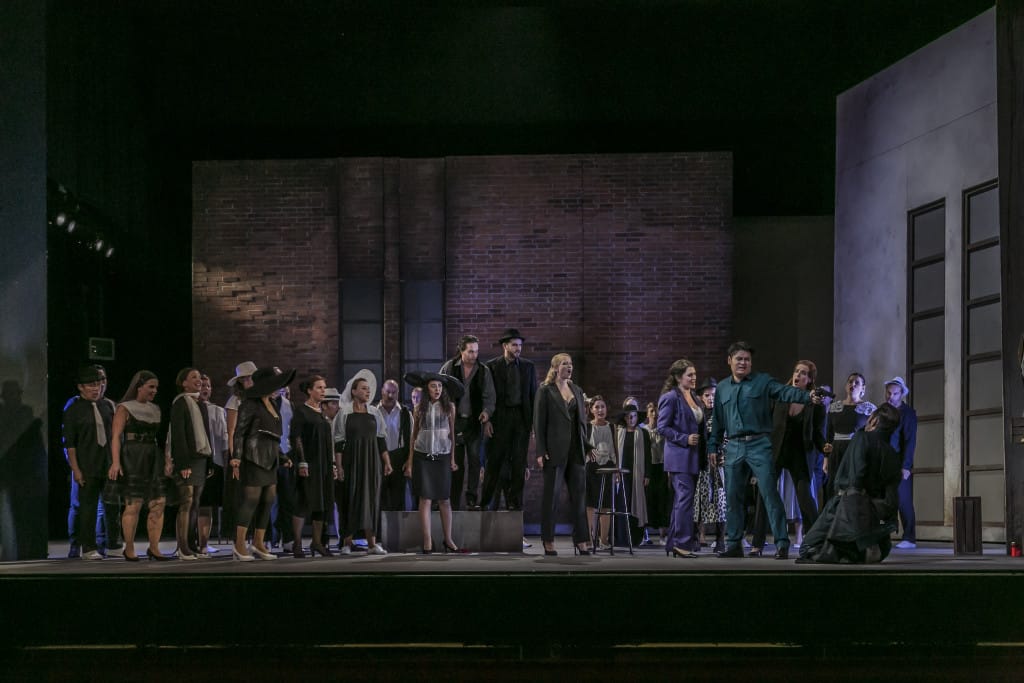 Das Ensemble der Carmen am Regensburger Stadttheater. Foto: Jochen Quast