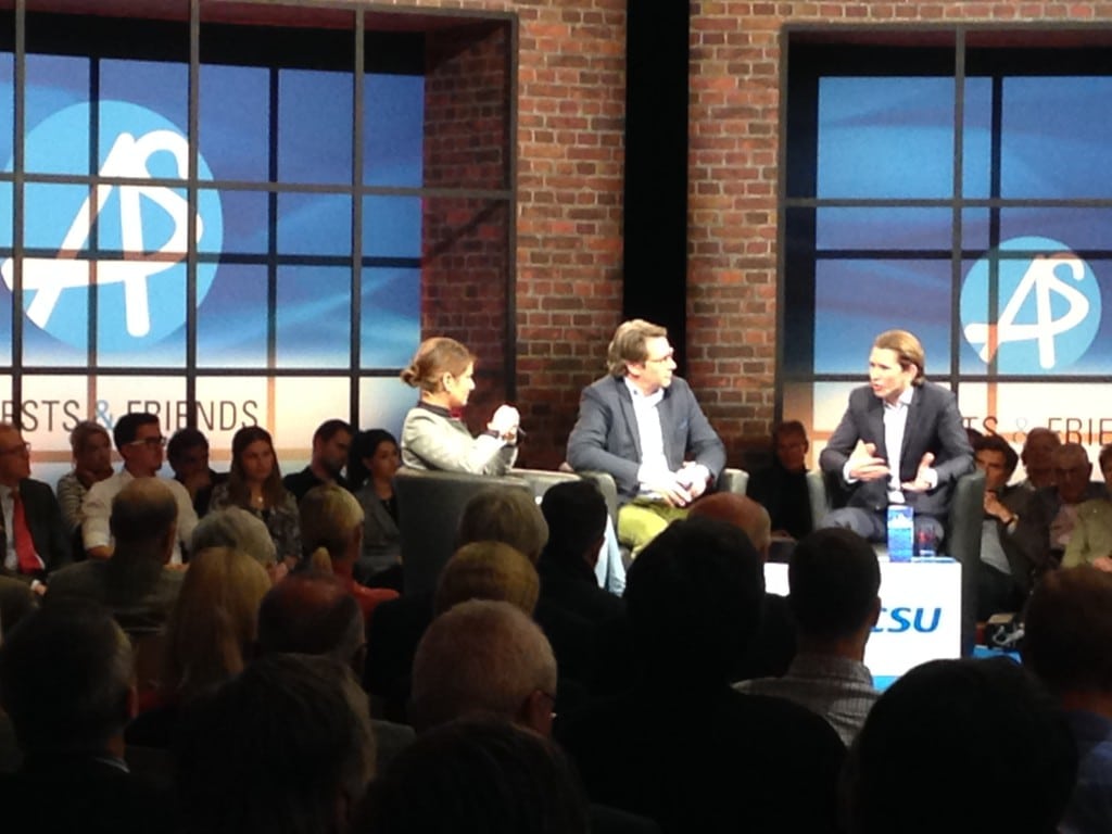 Bild-Chefin Koch, Talkmaster Scheuer und Außenminister Kurz bei der Diskussion. Foto: om 