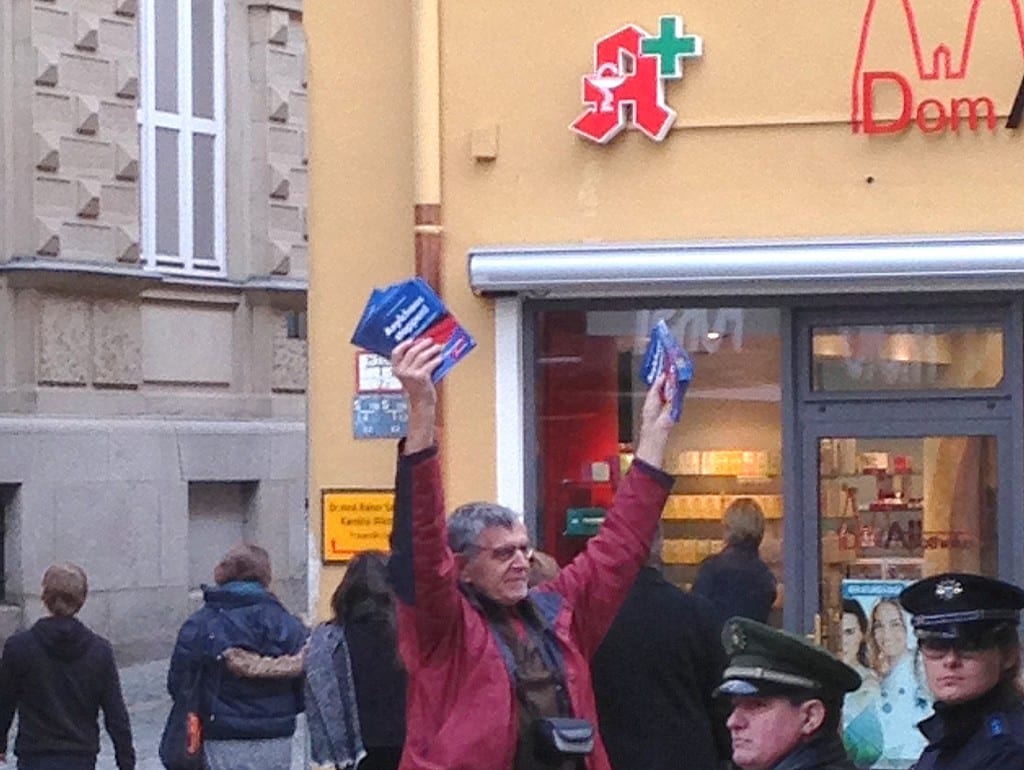 Ein AfD-Flyerverteiler macht auf besondere Weise auf sich aufmerksam. Foto: om