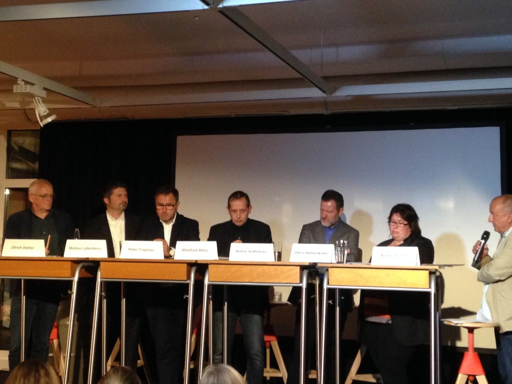 Ein umfangreiches Podium auf kreativen Sitzen: Diskussion zum bezahlbaren Wohnen in Regensburg. Foto: om