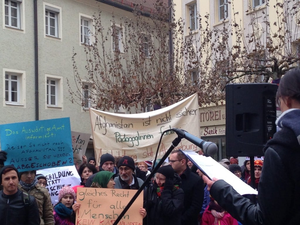 Oberbürgermeister Joachim Wolbergs und Stadtrat Tobias Hammerl inmitten der Kundgebung. Foto: om