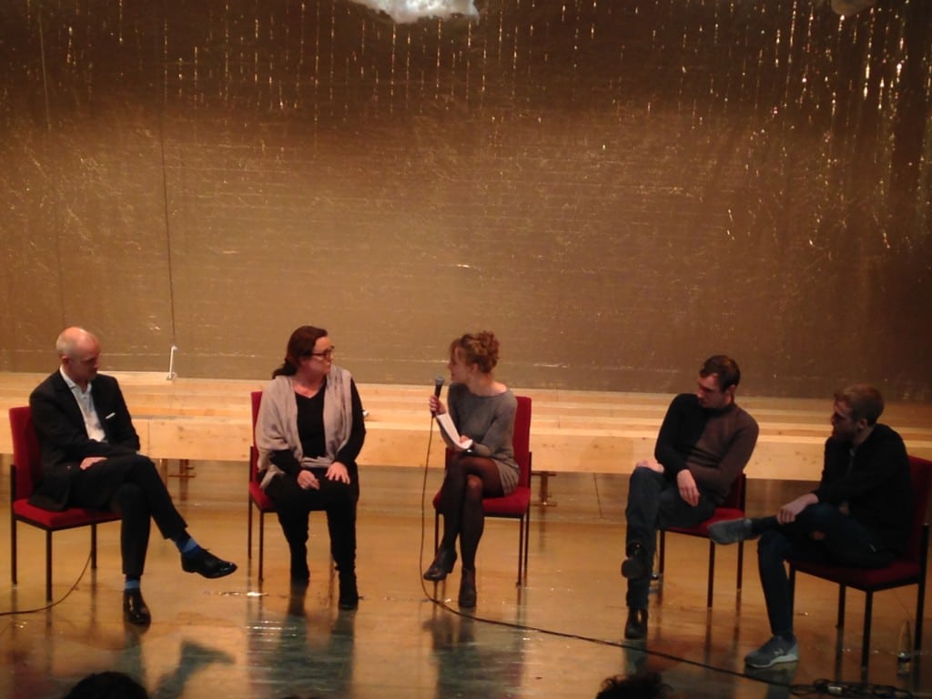 Das Podium im Theater am Haidplatz. Von links nach rechts: Christian Kucznierz, Esther Slevogt, Ruth Zapf, Christian Schiffer und Moritz Tschermak. Foto: om