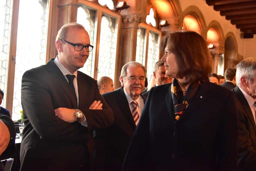 In der vordersten Reihe: Christian Schlegl mit Ilse Aigner. Dazwischen Fraktionschef Vanino. Foto: Staudinger