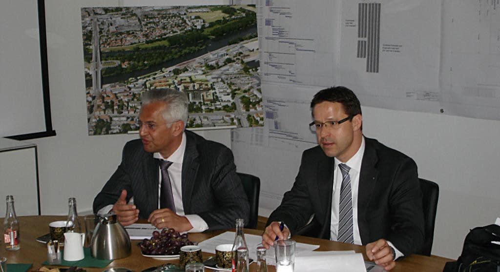 März 2012: Thomas Dietlmeier und Wolfgang Herzog verkünden den Kauf de wesentlichen Schlachthof-Flächen durch das Immobilien Zentrum. Foto: Archiv