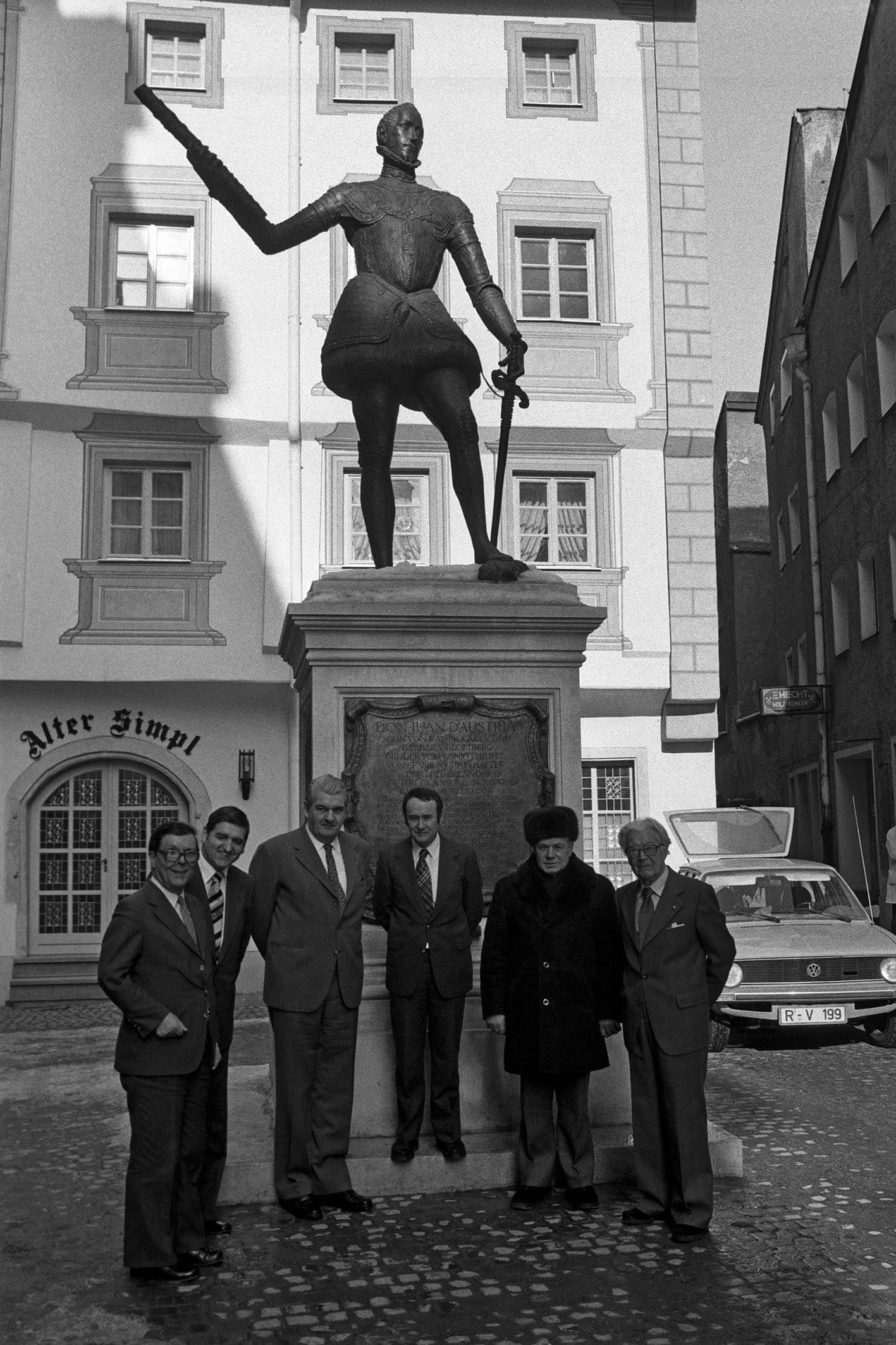 Einweihung der Statue von Don Juan d'Austria im Jahr 1978. Im Bild (vl.): Bürgermeister Elmar Schieder, OB Friedrich Viehbacher, Alt-OB Rudolf Schlichtinger, Walter Boll und und der Stifter Johann Vielbert. Foto: Stadt Regensburg