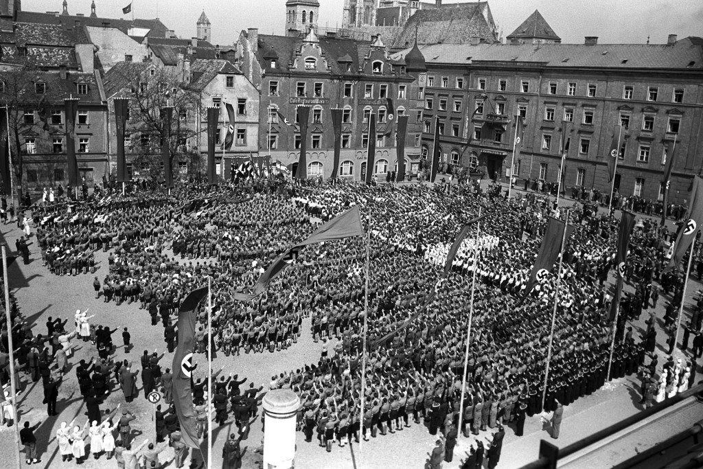 HJ-Kundgebung auf dem Moltkeplatz am 10. Mai 1941 Foto: Stadt Regensburg