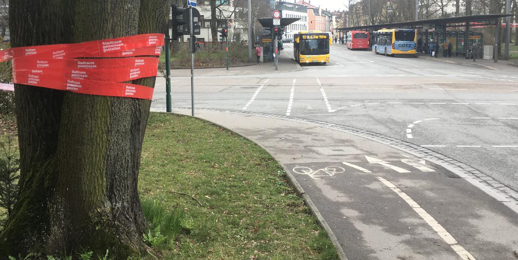 "Stadtraum gestalten": Der Bereich rund um den Bahnhof ist derzeit mit entsprechend beschrifteten Absperrbändern verziert. 