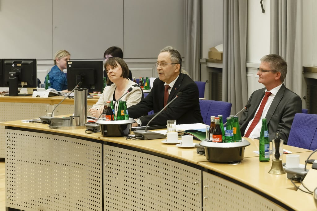 Klemens Unger (Mitte) wurde am Donnerstag wiedergewählt. Für Christine Schimpfermann und Dieter Daminger stehet die Wahl ebenfalls bald an - qua Koalitionsbeschluss ohne Gegen kandidaten. Foto: Stadt Regensburg/ Stefan Effenhauser