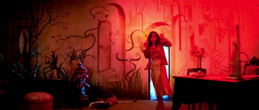 „Everything glows“ (zitiert nach „D.A.D.“) – jedenfalls in den frühen Werken des Giallo-Meisters Dario Argento. „Suspiria“ ist dafür ein Paradebeispiel und kann in Regensburg alsbald im Kino genossen werden. Eine schöne Gelegenheit.