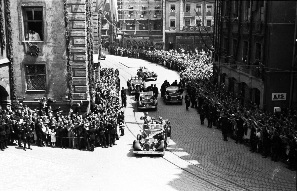 1937: Umjubelter Besuch von Adolf Hitler in Regensburg. Foto: Stadt Regensburg