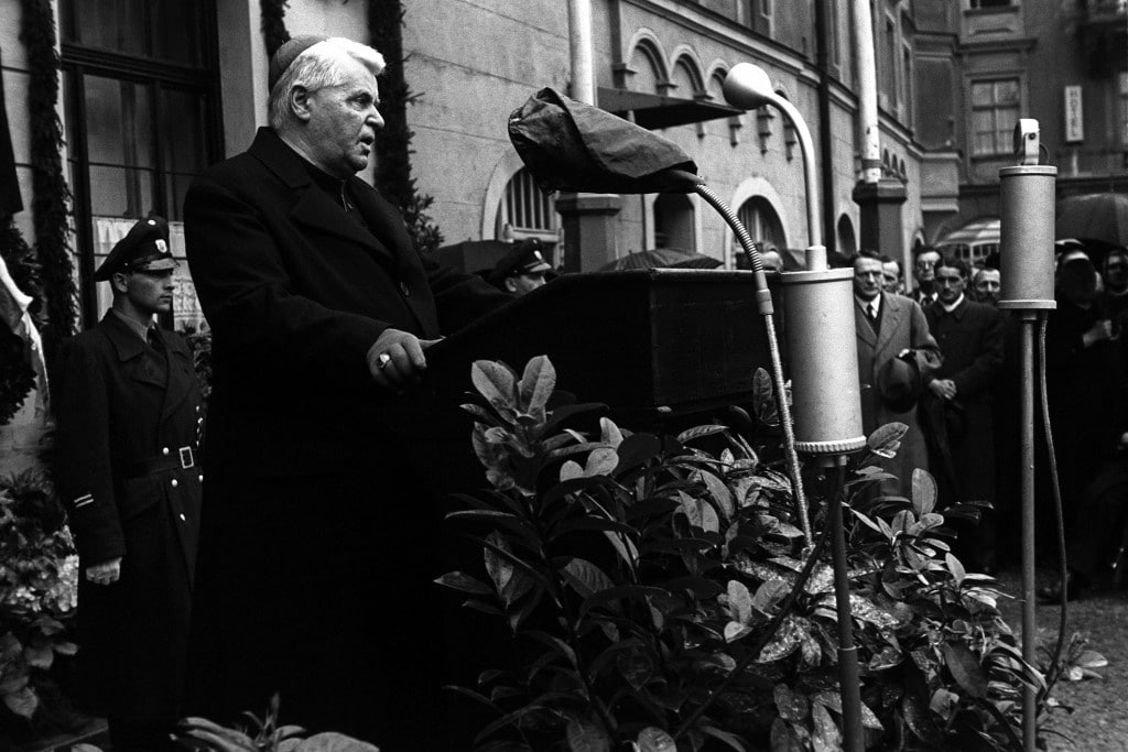 Instrumentalisierte Domprediger Johann Maier, um von seiner eigenen Rolle im II. Weltkrieg abzulenken: Michael Buchberger (hier 1950 bei einer Gedenkveranstaltung am Dachauplatz). Foto: Stadt Regensburg