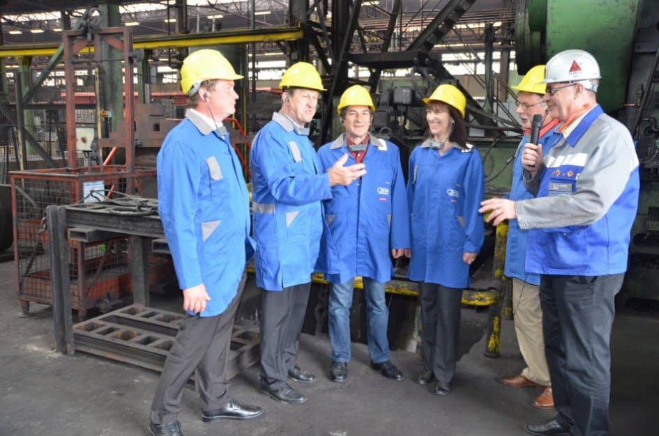 Klaus Barthel (Mitte) bei einem Besuch des Rohrwerks in Sulzbach-Rosenberg, flankiert von Betriebsratsvorsitzendem Karlheinz König, AfA-Bezirksvorsitzendem Peter Sturm, der Bürgermeisterin der Gemeinde Birgland, Brigitte Bachmann, sowie Bezirksrat Richard Gaßner und dem Bundestagsabgeordneten Uli Grötsch aus Weiden (von rechts). Grötsch hat die jetzige Generalsekretärin Natascha Kohnen im Falle ihrer Wahl zur Landesvorsitzenden als ihren Wunsch-Nachfolger ausgerufen. Foto: Süß