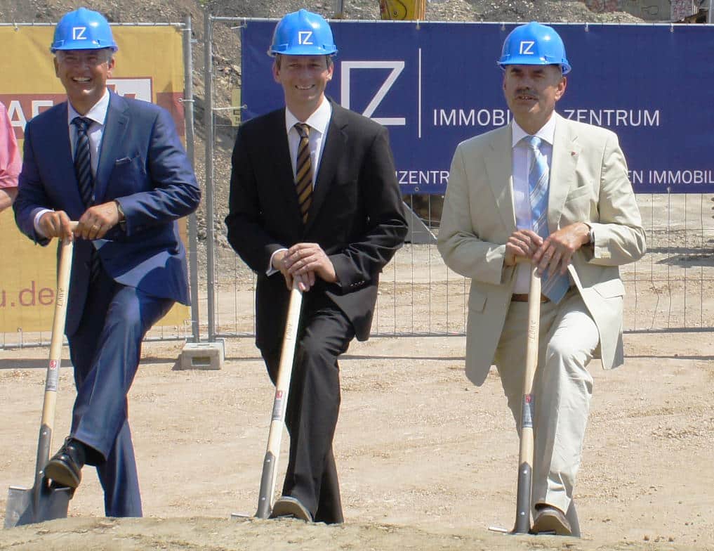 Juli 2013: Thomas Dietlmeier (Immobilien Zentrum Regensburg), Ulrich Schneider (C.A. Immo) und Hans Schaidinger beim Spatenstich für ein städtisches Millionengrab namens Marina-Quartier. Foto: pm