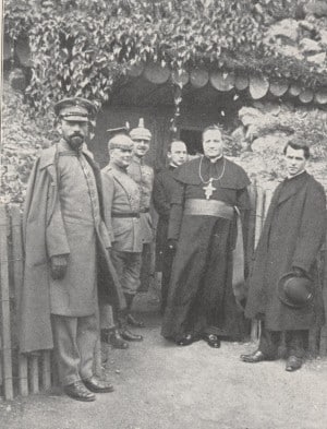 Michael Buchberger (ganz rechts im Bild) 1916 beim Frontbesuch mit Kardinal Franziskus von Bettinger (Bildmitte) bei dem bayerischen Divisionspfarrer Jakob Weis (ganz links).