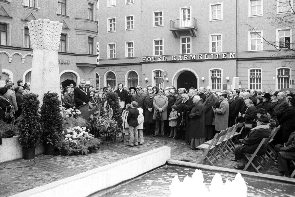 Die Einweihung der Stele durch OB Rudolf Schlichtinger im November 1975. Foto: Stadt Regensburg