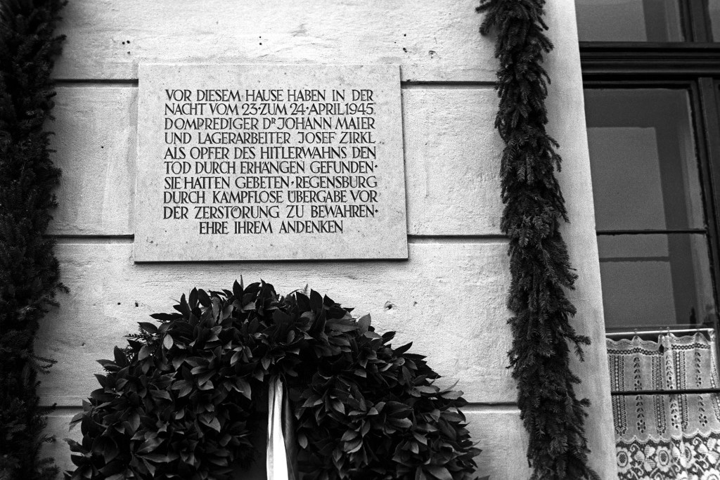 Die 1950 eingeweihte Gedenktafel für Josef Zirkl und Johann Maier am Dachauplatz. Foto: Stadt Regensburg