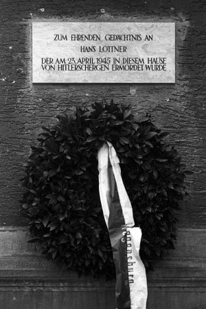 Die Gedenktafel für Michael Lottner (auf der Tafel fälschlicherweise als Hans bezeichnet) hing bis Mitte der 50er Jahre an einem Gebäude in der D._martin-Luther-Straße. Heute steht dort das Gebäude der IHK. Foto: Stadt Regensburg