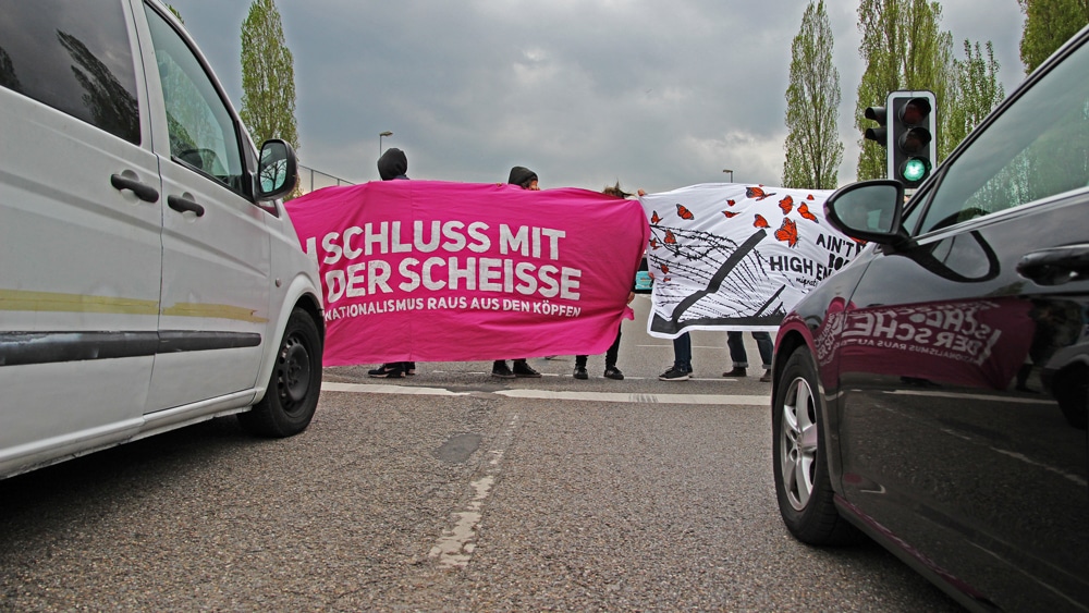 Aktivisten stellten sich immer wieder auf die Straße. Foto: