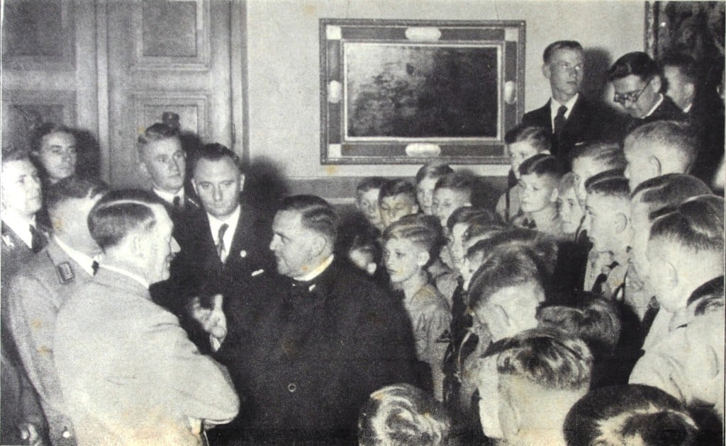 Harmonie zwischen Kirche und NS-Staat: Domkapellmeister Theobal Schrems im Gespräch mit Adolf Hitler (1938).