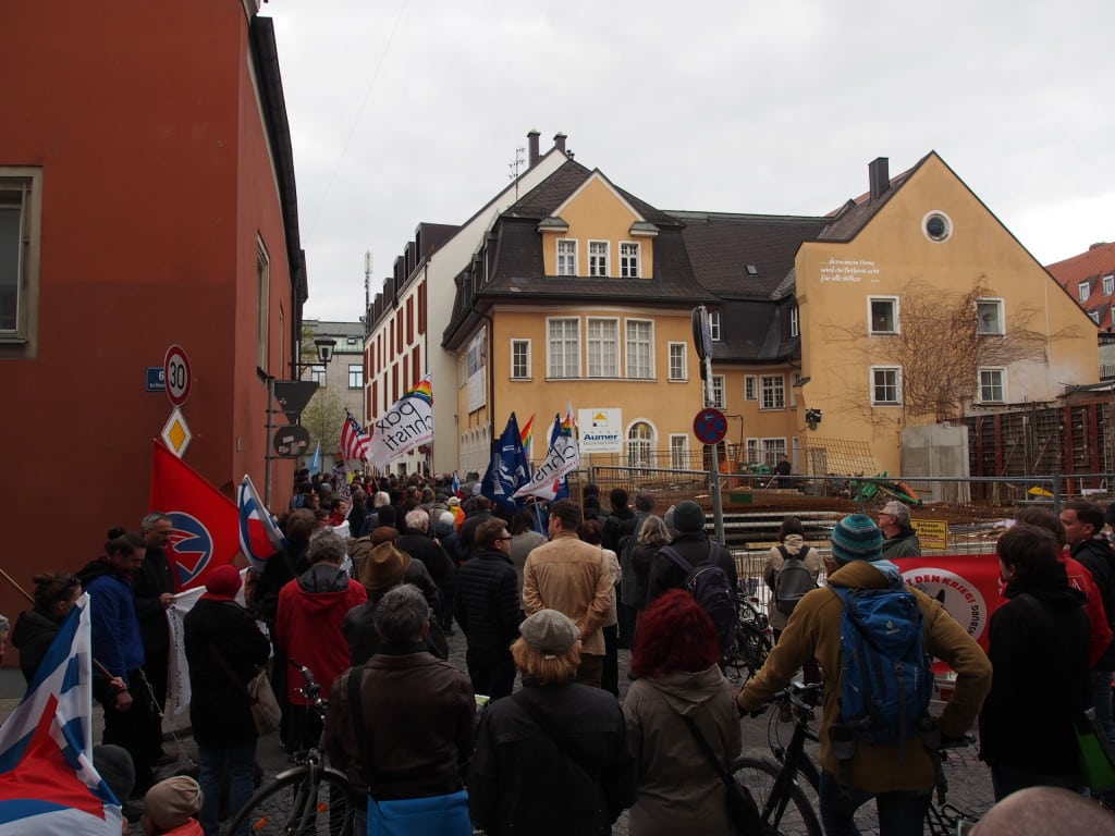 "Bauen auf das 'Nie wieder'". Die Vorsitzende der Jüdischen Gemeinde Ilse Danziger bei der Baustelle für die neue Synagoge. Foto: Werner