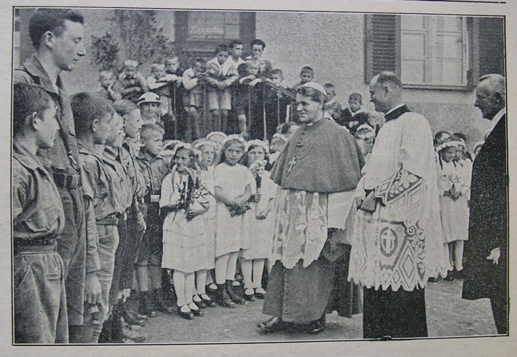 Bischof Buchberger begrüßt Jugendliche bei einer Kircheneinweihung 1933. Foto: privat