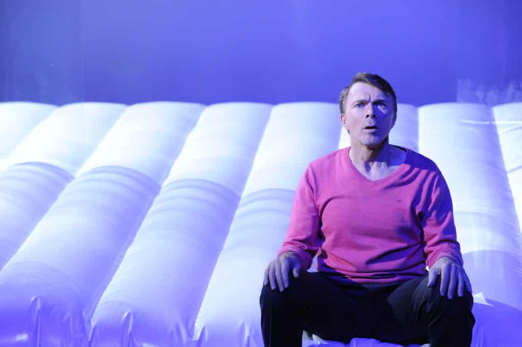 Der ehemals smart-fröhliche Malte (Michael Haake): "Jeder ist allein mit seiner Erinnerung." Fotos: Kaufhold/ Theater Regensburg