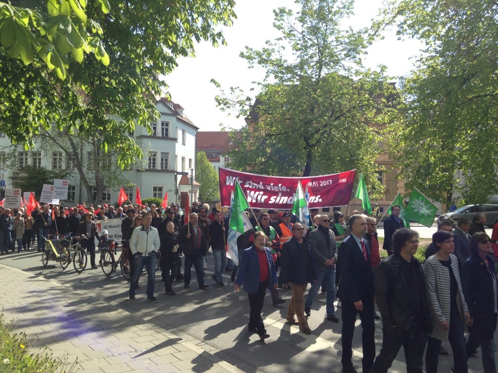 Die vorderen Reihen des Demo-Zuges. Mittendrin: der suspendierte OB Joachim Wolbergs. Foto: om