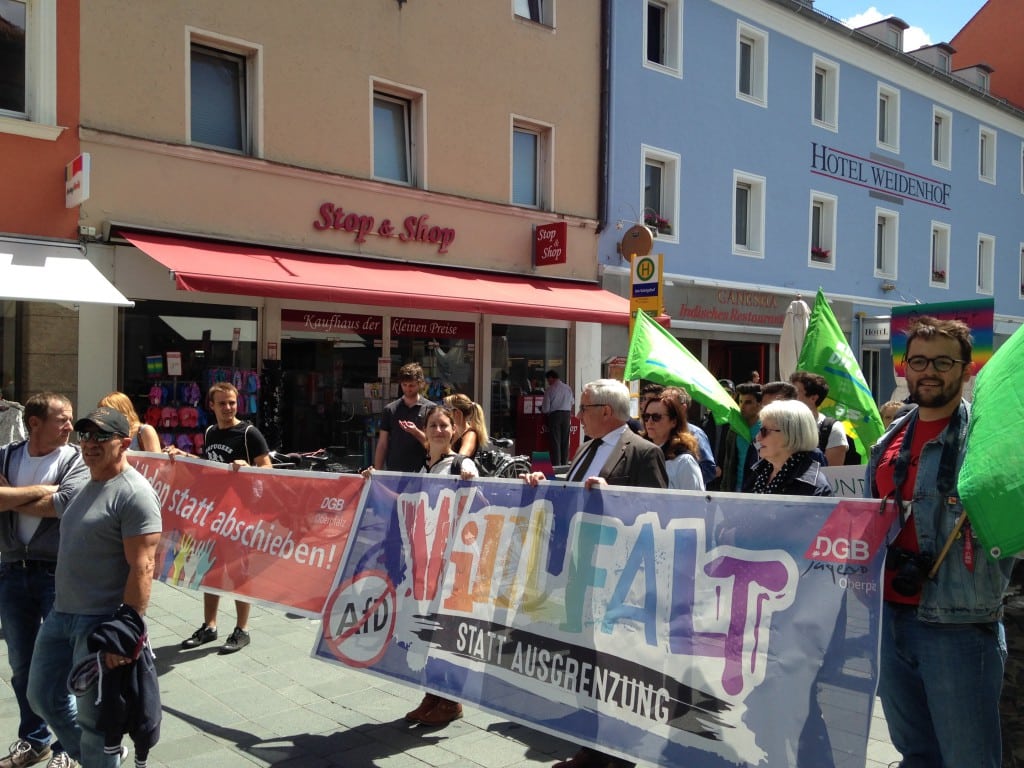 Auch Bürgermeister Jürgen Huber und Grünen-Fraktionsvorsitzende Margit Kunc nahmen an der Demonstration teil. Foto: om