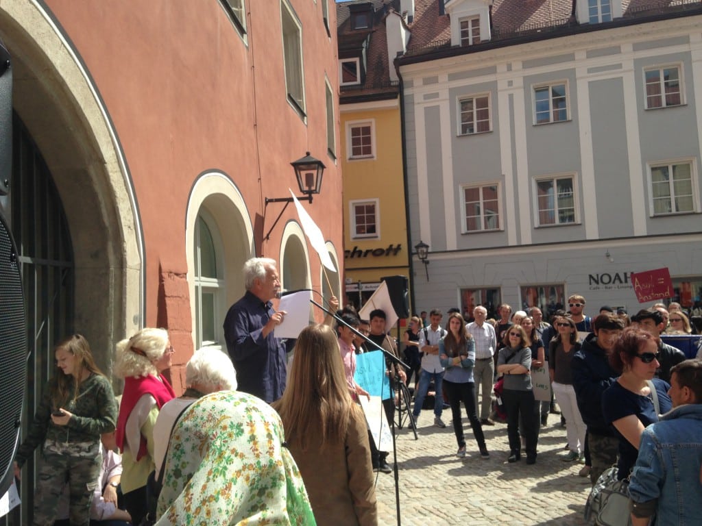 Ernst Grube bei einer Demonstration gegen Abschiebungen nach Afghanistan im Mai in Regensburg. Foto: om