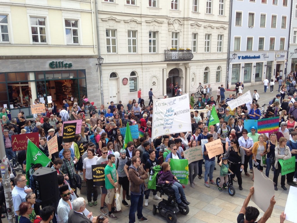 "Ausbildung statt Abschiebung" forderten etwa 400 Menschen in Regensburg. Foto: om