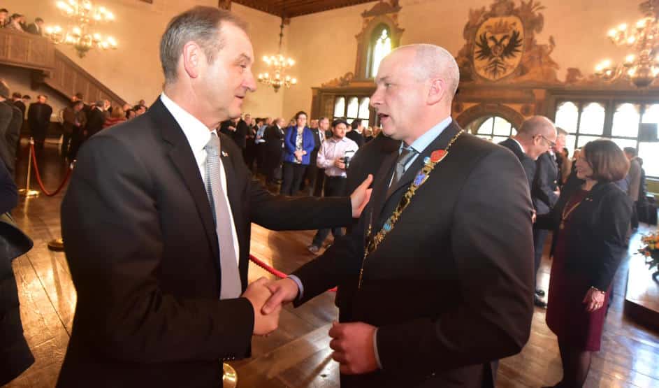 Ludwig Artinger und Joachim Wolbergs beim Neujahrsempfang der Stadt Regensburg. Eine Personalentscheidung zugunsten von Artingers Schwiegersohn lässt die CSU nun von der Rechtsaufsicht prüfen. Foto: Archiv/ Staudinger