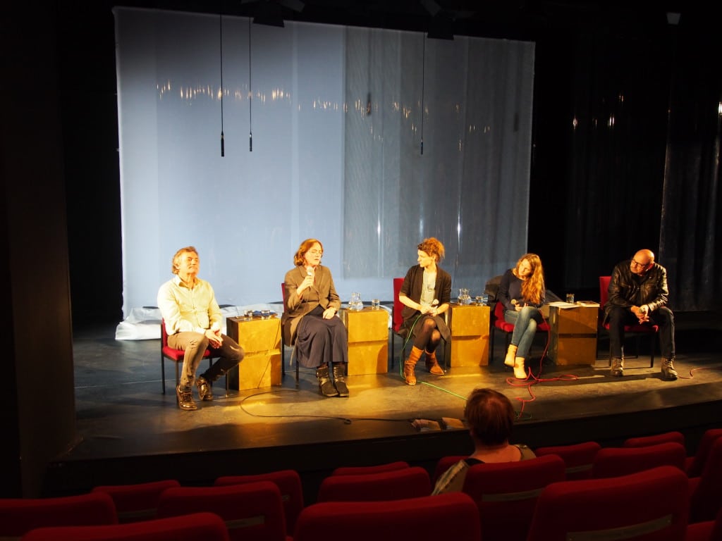 Diskutierten im Theater Regensburg: Rudolf von Bracken, Ebba Hagenberg-Miliu, Meike Sasse, Charlotte Koppenhöfer und Alexander Probst. Foto: rw 