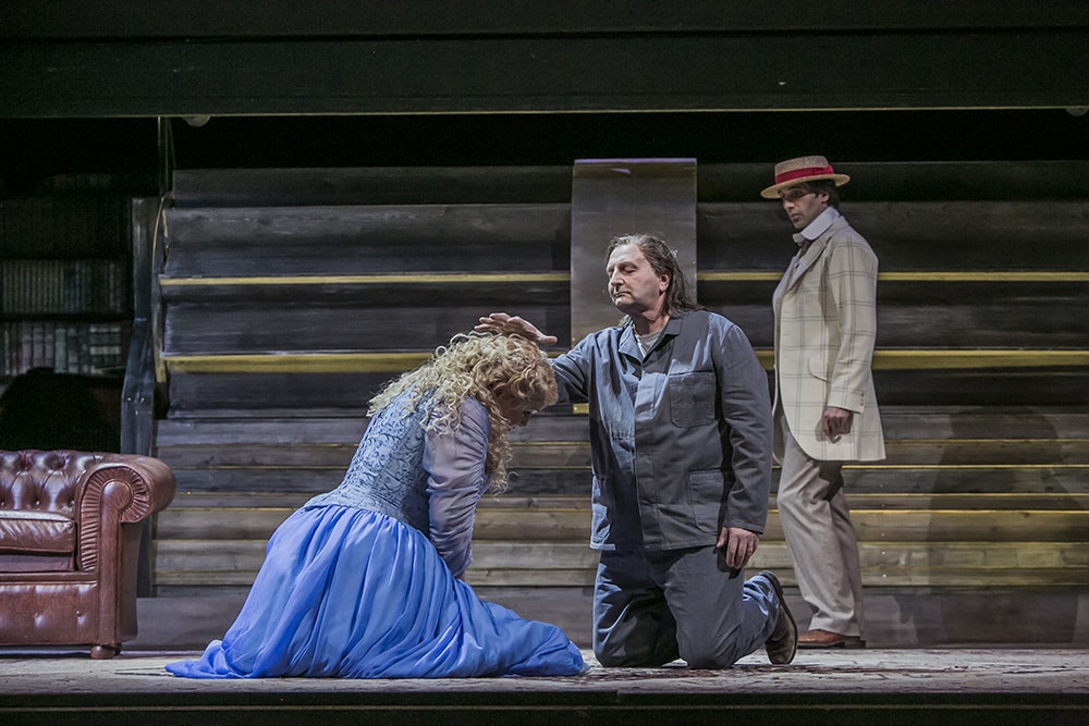 Vor der Tretmühle: Salome (Dara Hobbs), Jochanaan (Adam Kruzel) und Oscar Wilde (Martin Dvořák). Foto: Jochen Quast / Theater Regensburg.