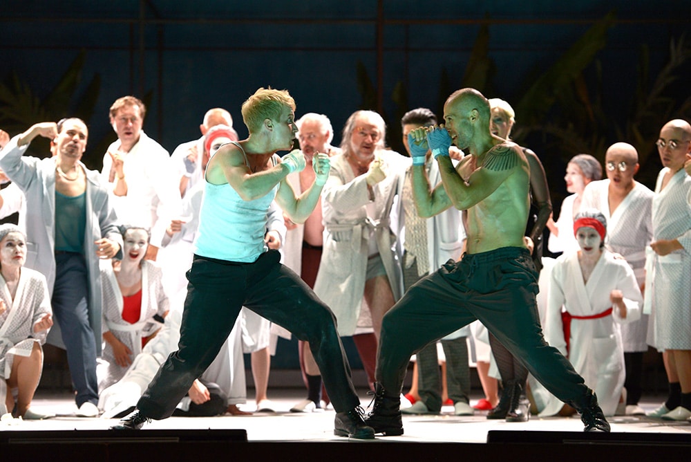 Der Trunkenbold (Matthias Wölbitsch) und der Ausputzer (Tamás Mester). Bild: Juliane Zitzlsperger / Theater Regensburg,