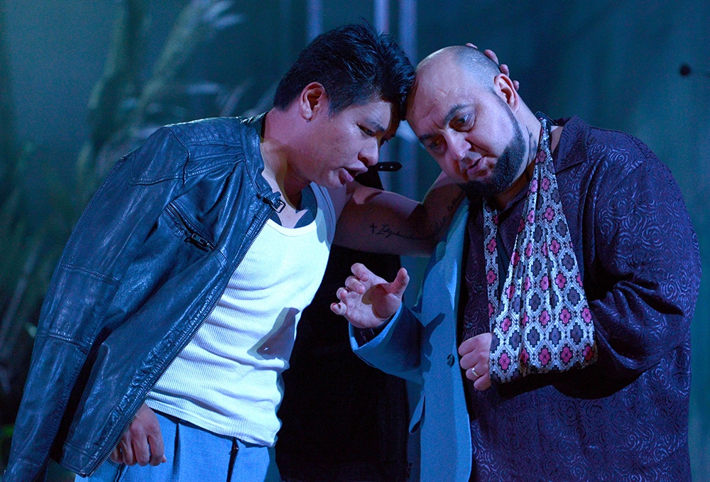 Erst Freunde, dann Feinde: Riccardo (Yinjia Gong) und Renato (Lucian Petrean). Bild: Juliane Zitzlsperger / Theater Regensburg.