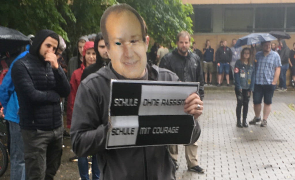 Zur "Pressekonferenz" erschien ein falscher Schulleiter Schmidbauer. Foto: as