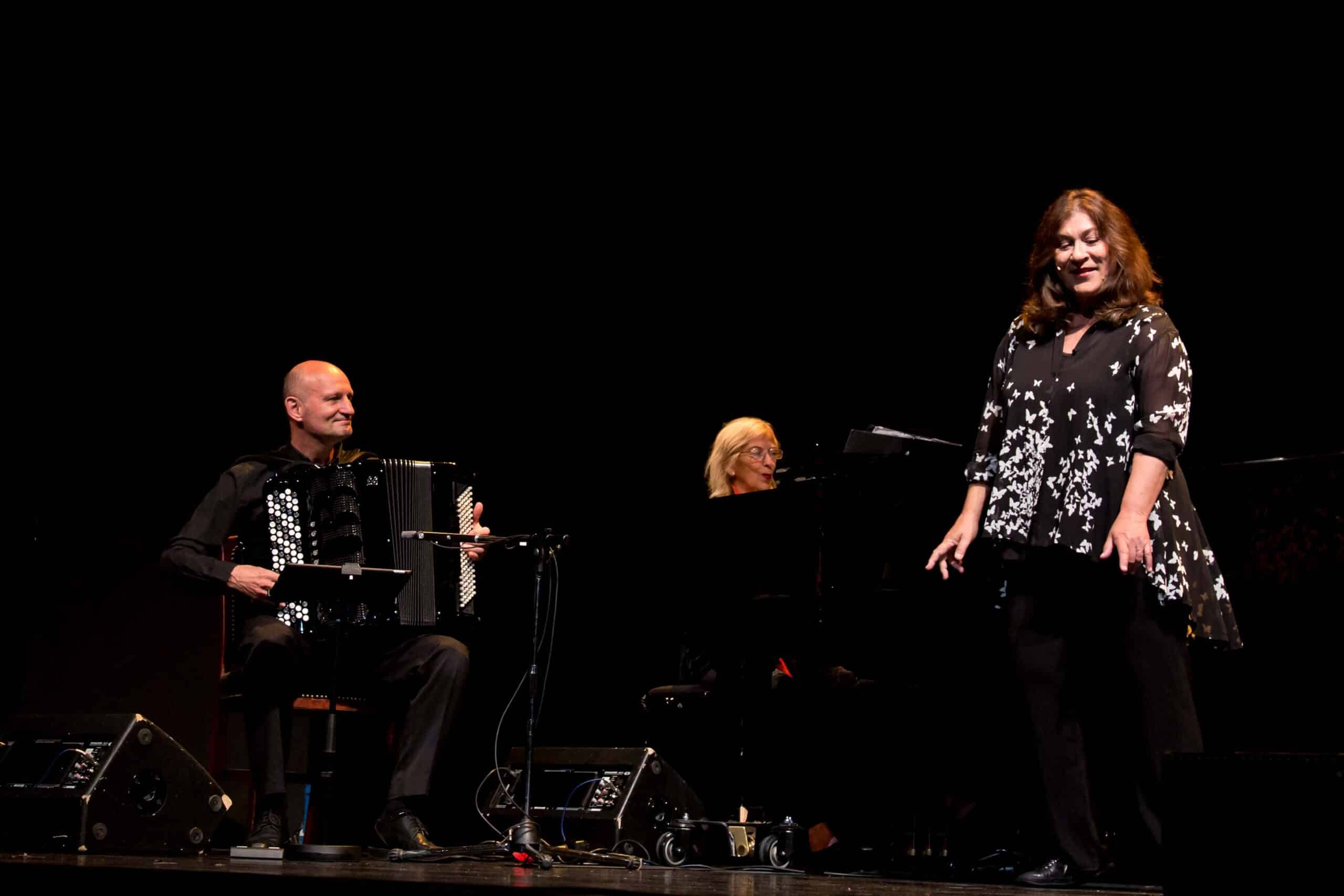 Boten dem Publikum einen rundum gelungenen Abend: Jakob Neubauer, Irmgard Schleier und Eva Mattes. Foto: Alba Falchi / Theater Regensburg.