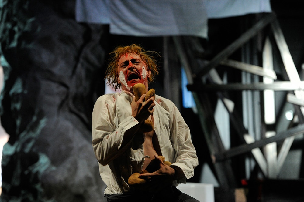 Zwischen Unvermögen und Wahnsinn: Wadzek, gespielt von Patrick O. Beck. Foto: Martin Kaufhold / Theater Regensburg.