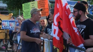 Wortgefechte, aber keine Auseinandersetzungen gab es an den Absperrungen. Foto: Baumgärtner