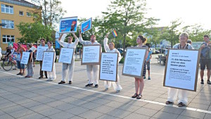 "Straße der Menschenrechte" bei der Gegendemo. Foto: Baumgärtner