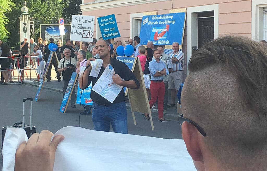 Redete unbeeindruckt gegen die Proteste an : Peter Boehringer. Foto: as