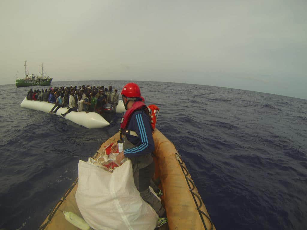 Rettungseinsatz: Ein Beiboot der Sea-Eye bringt 