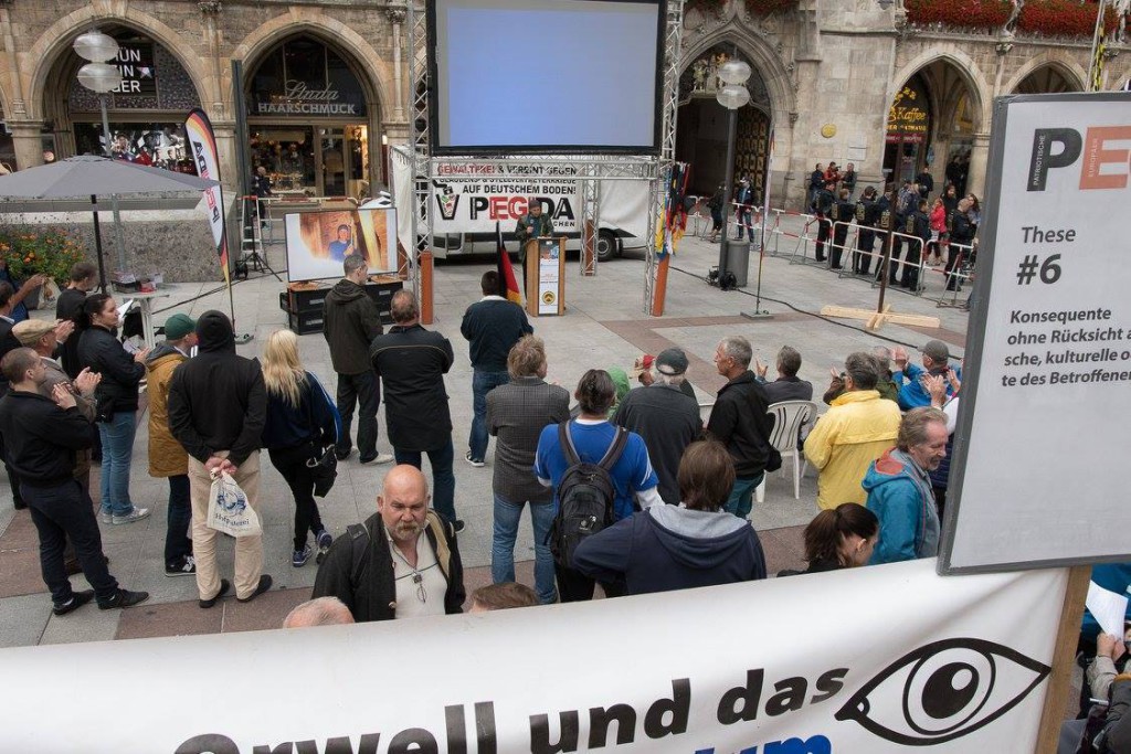 "Kaffeekränzchen" unterm Flatscreen: typisches Bild einer Pegida-Kundgebung in München. Foto: Witzgall