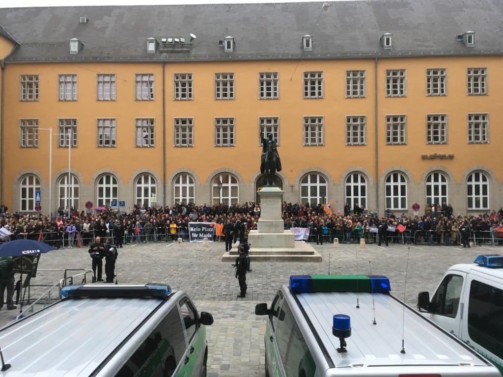 Nach Polizeiangaben demonstrierten über 1.000 Menschen gegen Pegida. Fotos: as