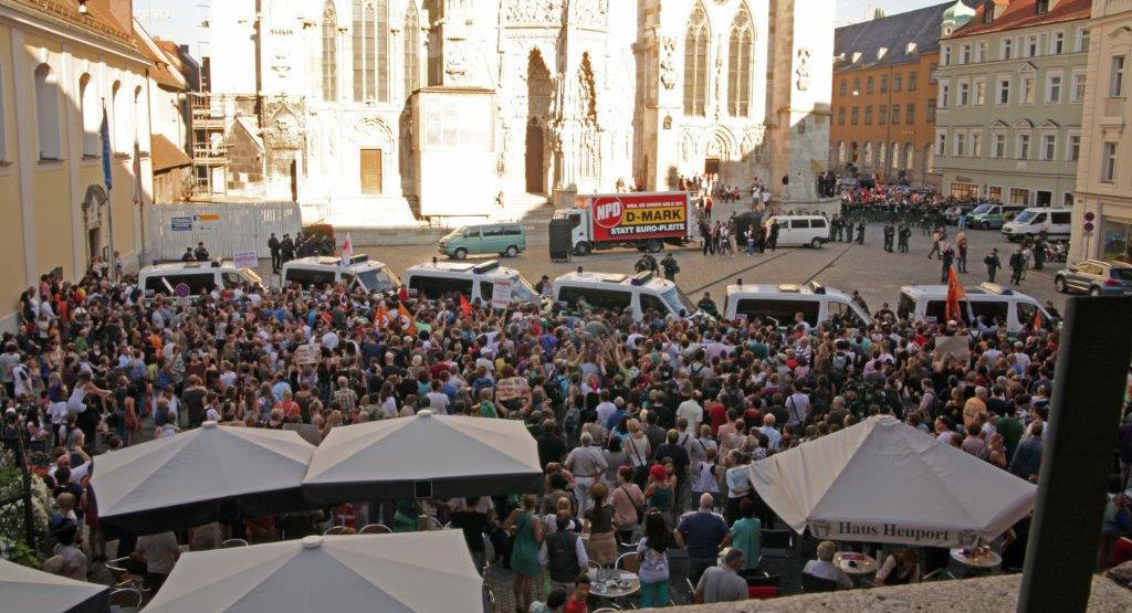 2013 standen etwa 20 Neonazis über 2.000 Regensburgerinnen und Regensburger gegenüber. Foto: Archiv/ Herbert Baumgärtner