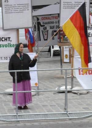 Demonstrierende Pegida-Frau.